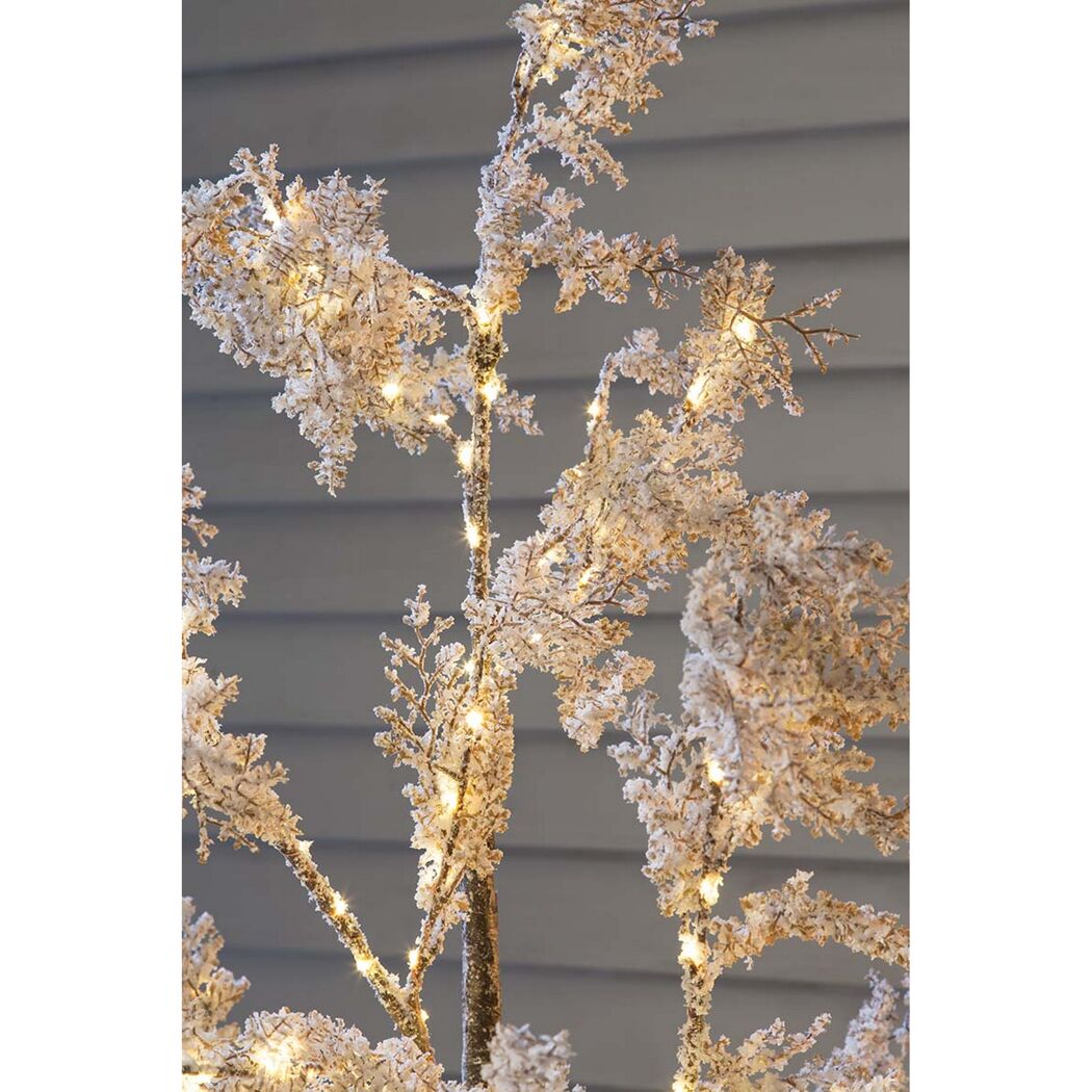 Künstlicher Baum mit Schnee und Lichtern