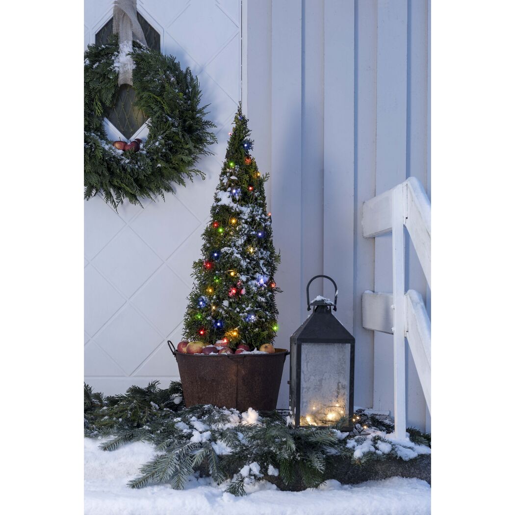 Weihnachtsbaum mit Lichterkette vor der Haustür