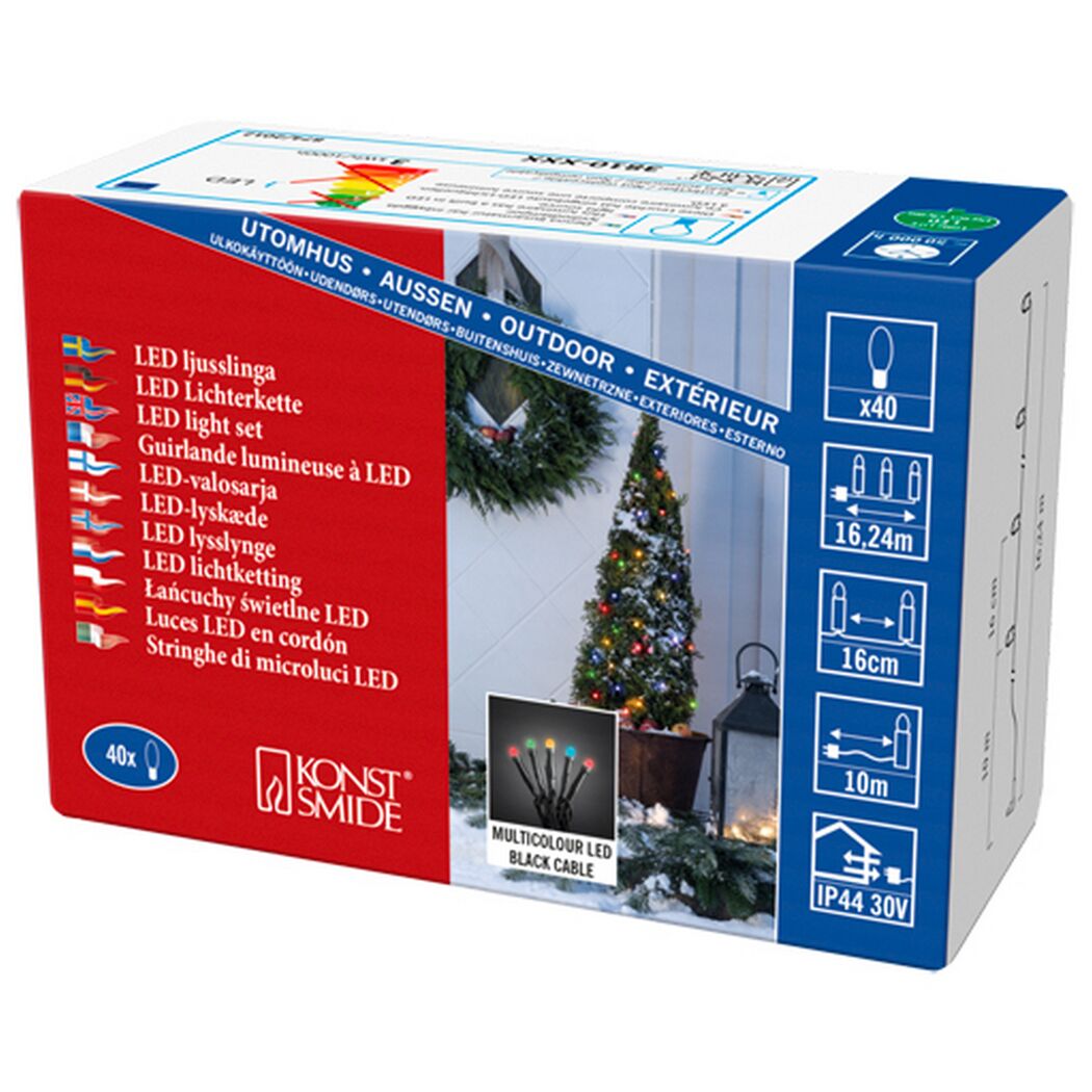 Bunt leuchtende LED-Lichterkette an einem Weihnachtsbaum.