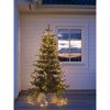 Beleuchteter Weihnachtsbaum mit Lichterkette