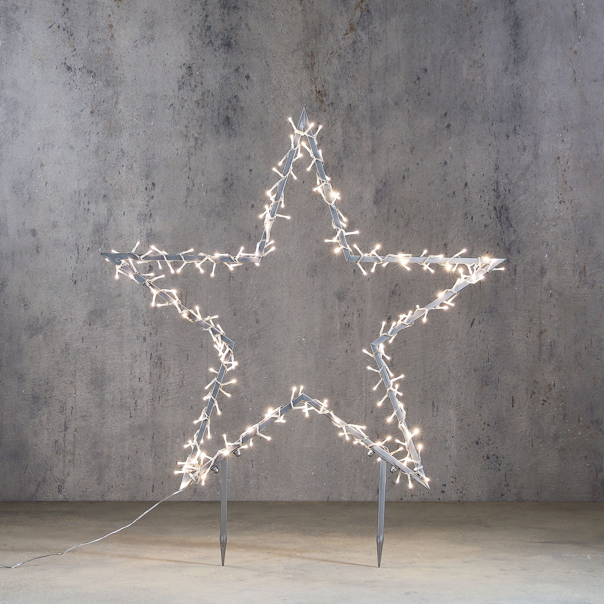 Leuchtender silberner Stern mit Erdspießen