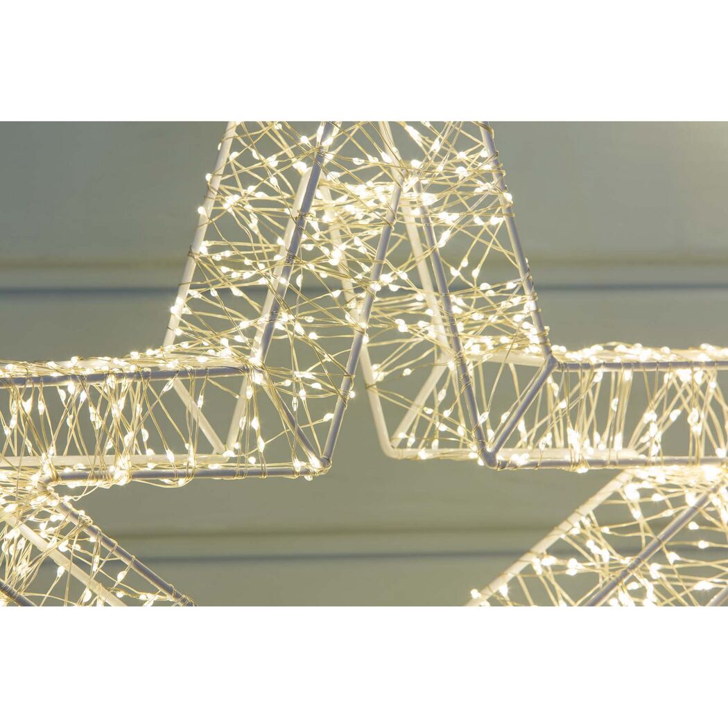 Weißer Metallstern mit integrierter Lichterkette