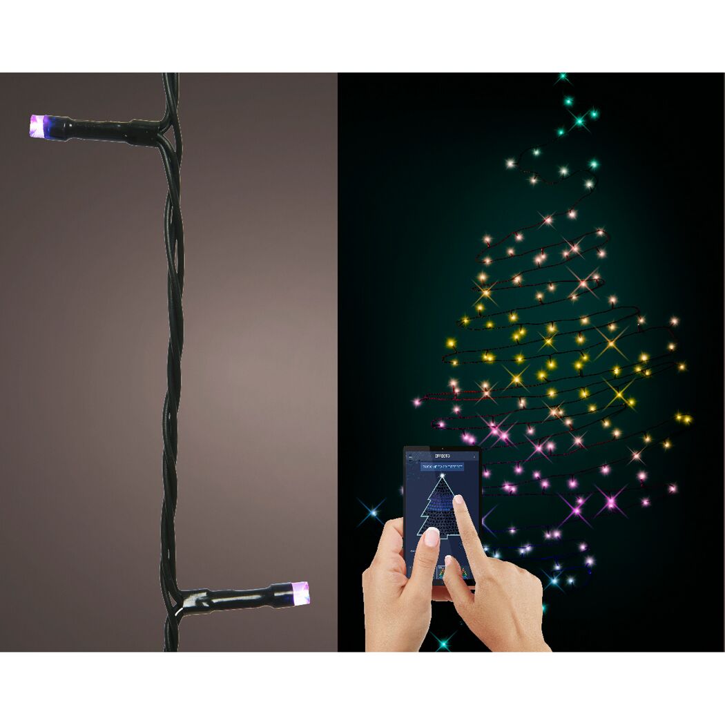 Person steuert bunte LED-Lichterkette per App