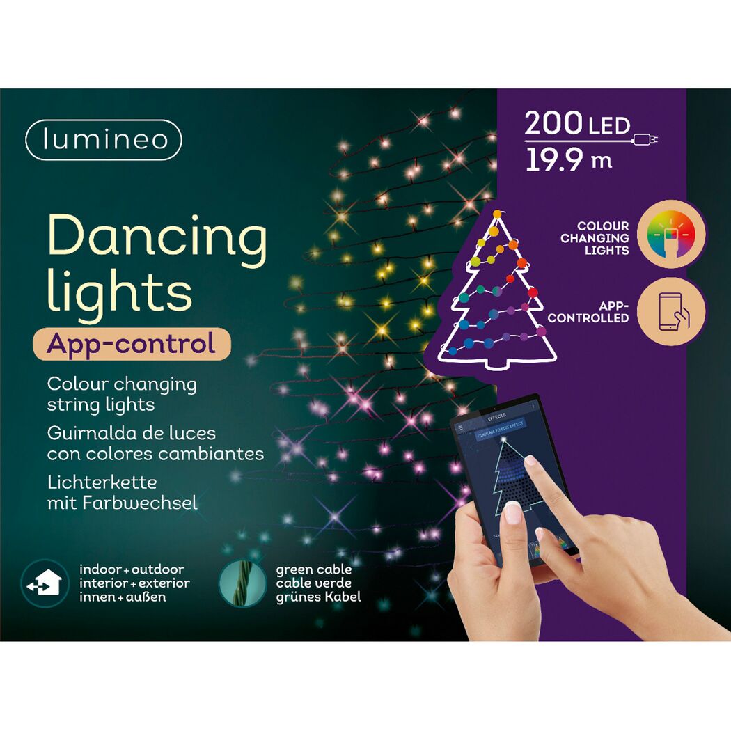 Eine Person steuert bunte LED-Lichterkette per App.