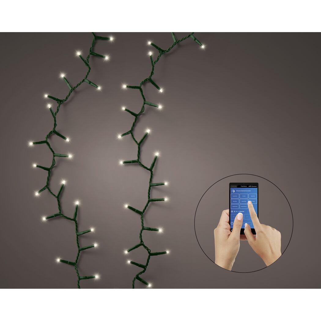 Eine Person steuert eine Lichterkette per App.