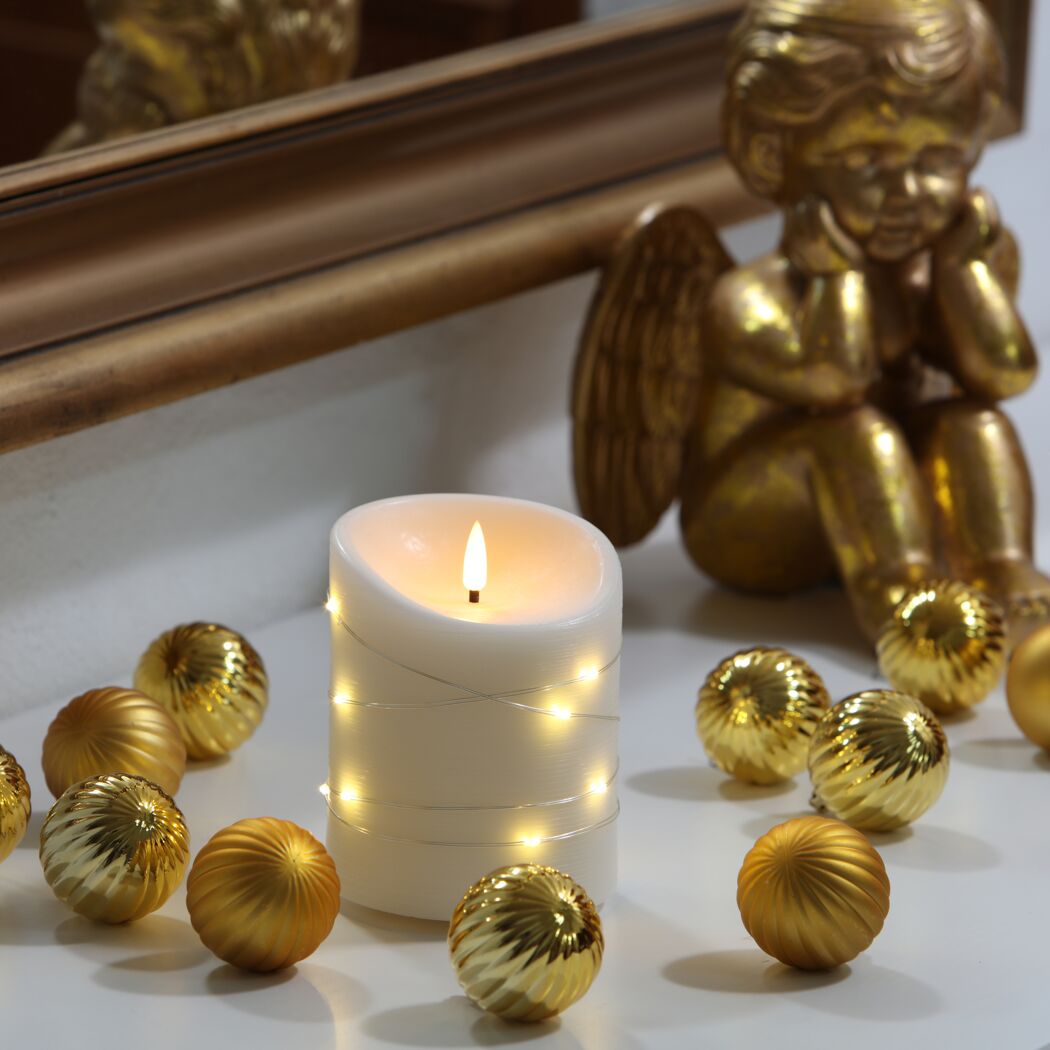 LED Kerze, cremefarben, mit Lichterkette und goldenen Kugeln