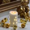 LED-Kerze mit Lichterkette und goldenen Kugeln