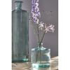 Zwei bauchige Glasflaschen, eine davon mit Blumen