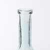 Nahaufnahme des Flaschenhalses einer länglichen Glasflasche