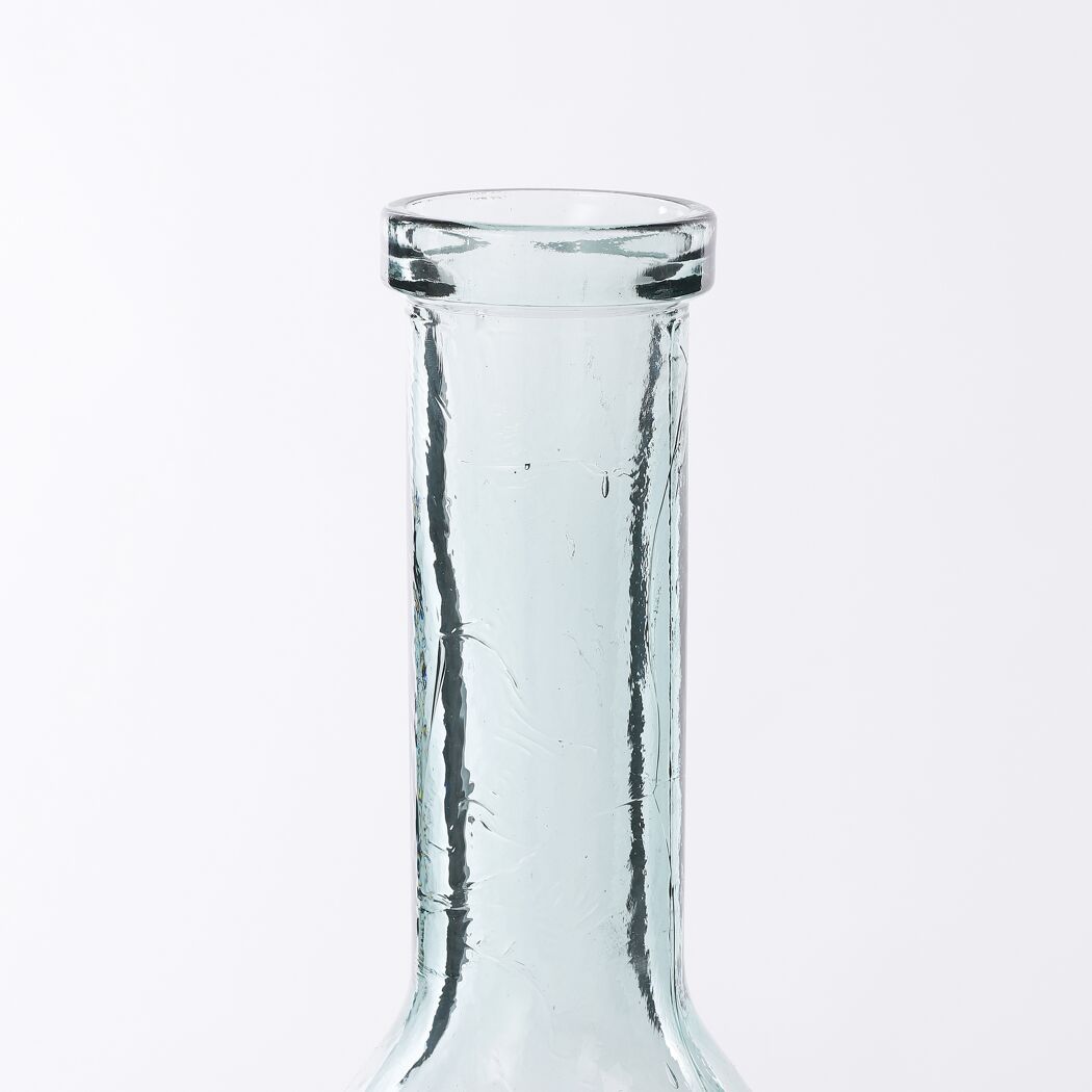 Nahaufnahme des Flaschenhalses einer länglichen Glasflasche