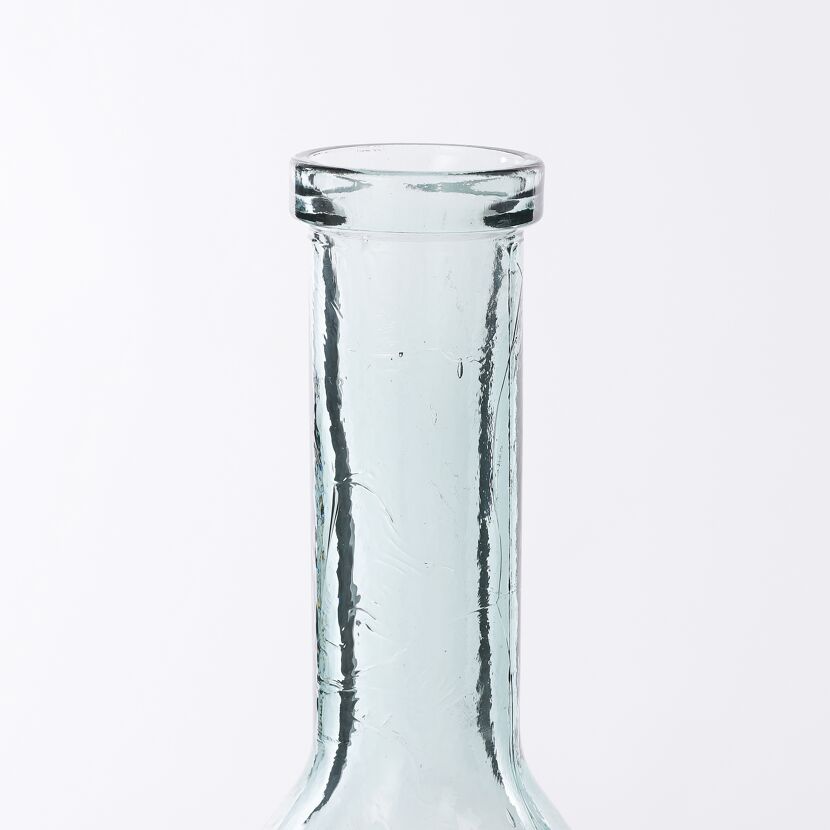Nahaufnahme des Flaschenhalses einer länglichen Glasflasche