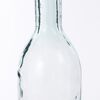 Leere Glasflasche auf weißem Hintergrund