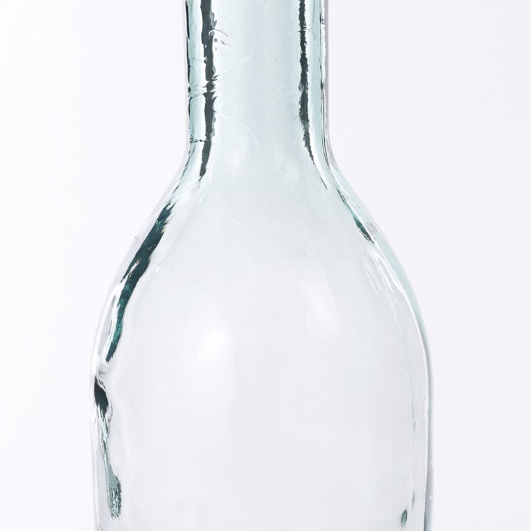 Leere Glasflasche auf weißem Hintergrund