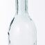 Leere Glasflasche auf weißem Hintergrund