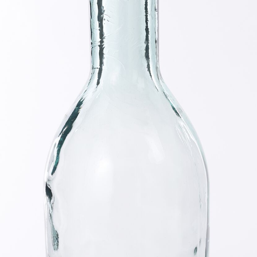 Leere Glasflasche auf weißem Hintergrund
