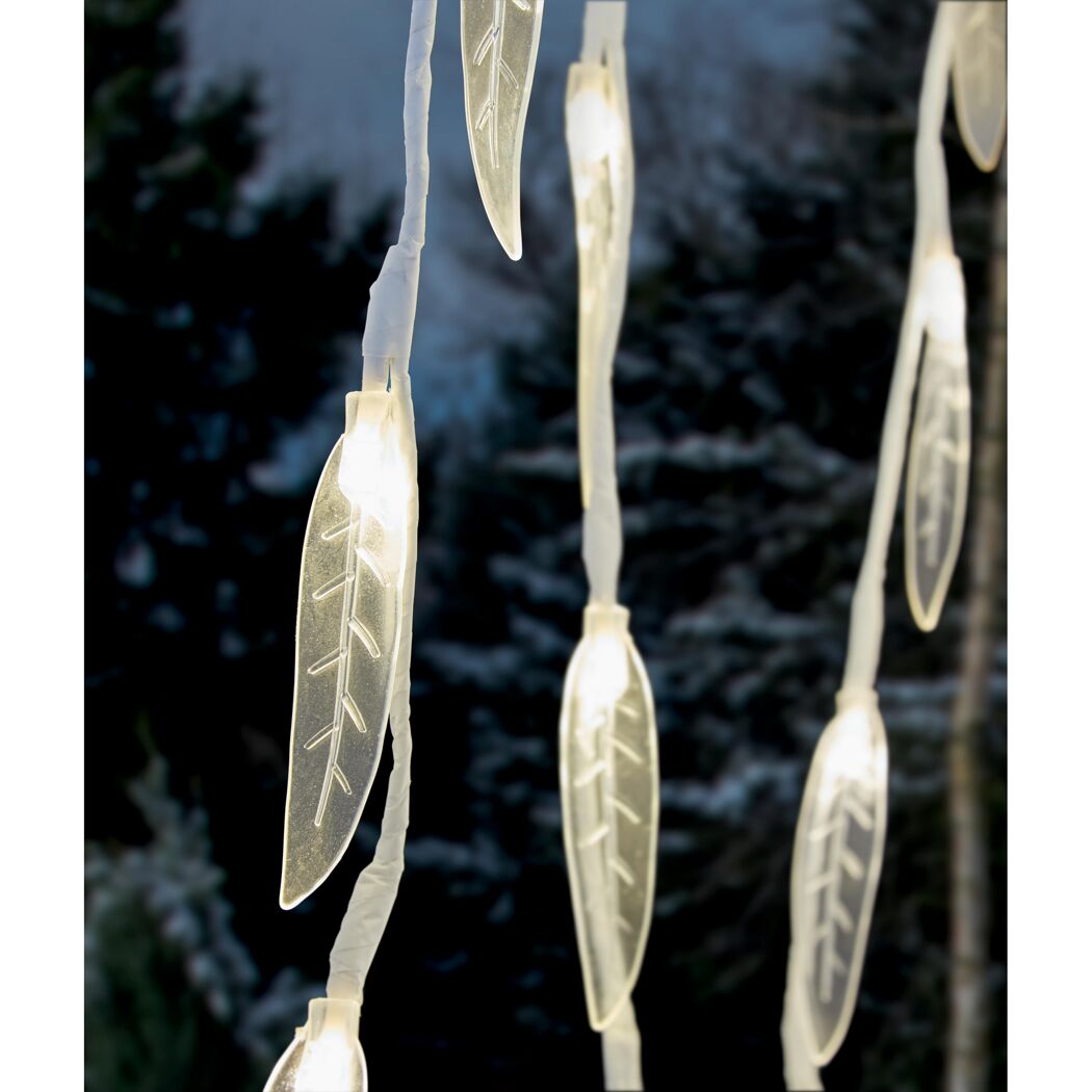 LED Lichterkette mit blattartigen Lampen