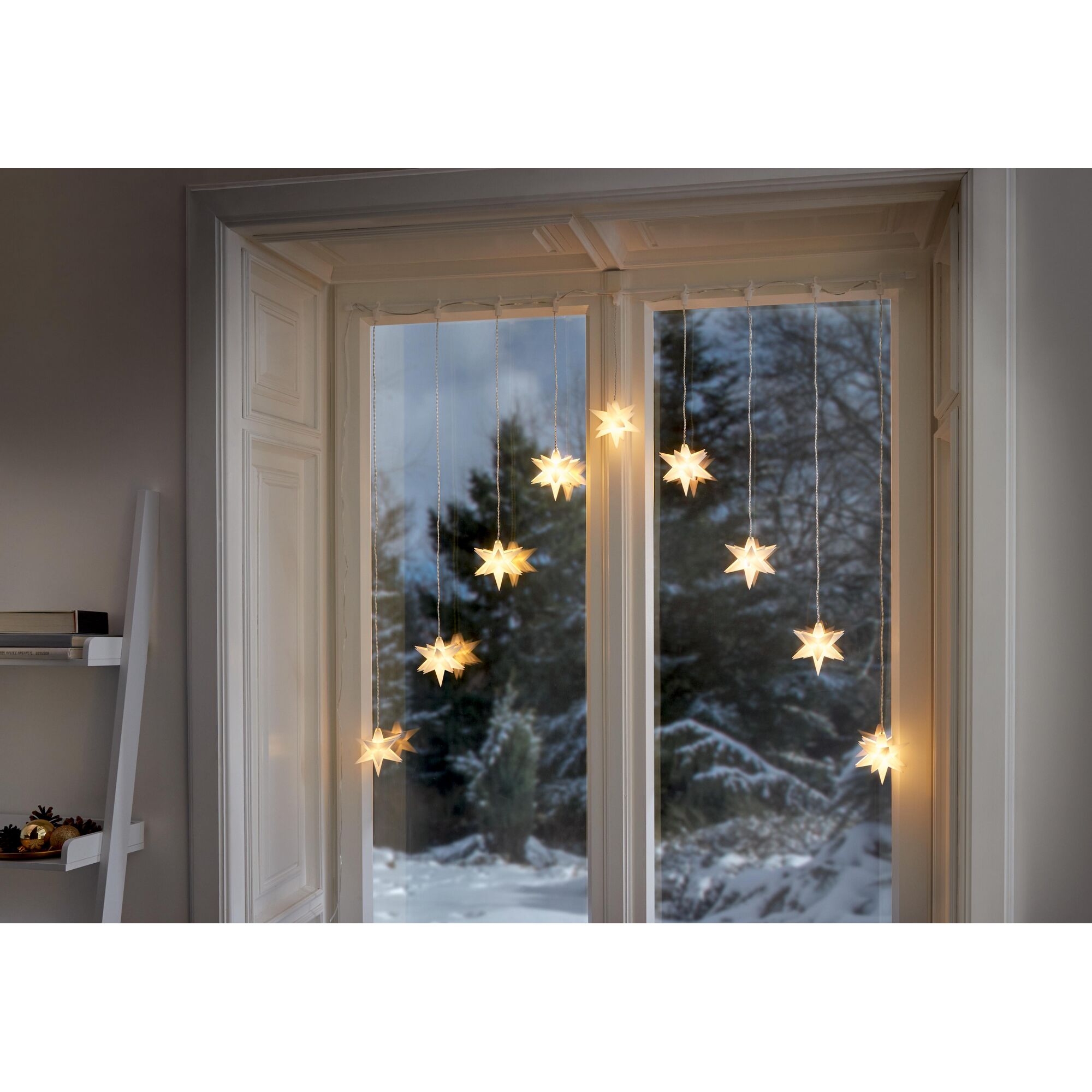 LED Lichterkette mit Sternen am Fenster