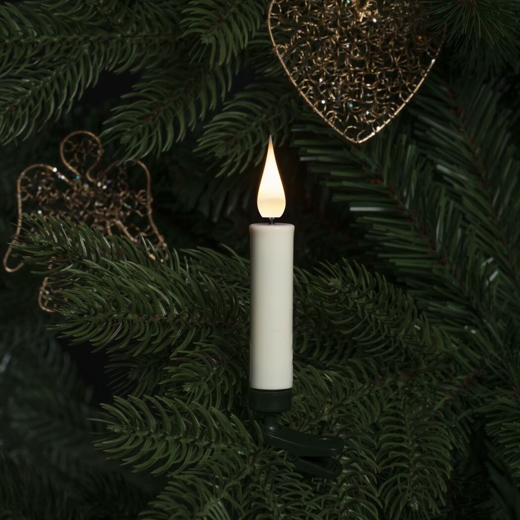 LED-Kerze an einem Weihnachtsbaum