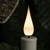 Leuchtende LED-Kerzenspitze auf Baumkette