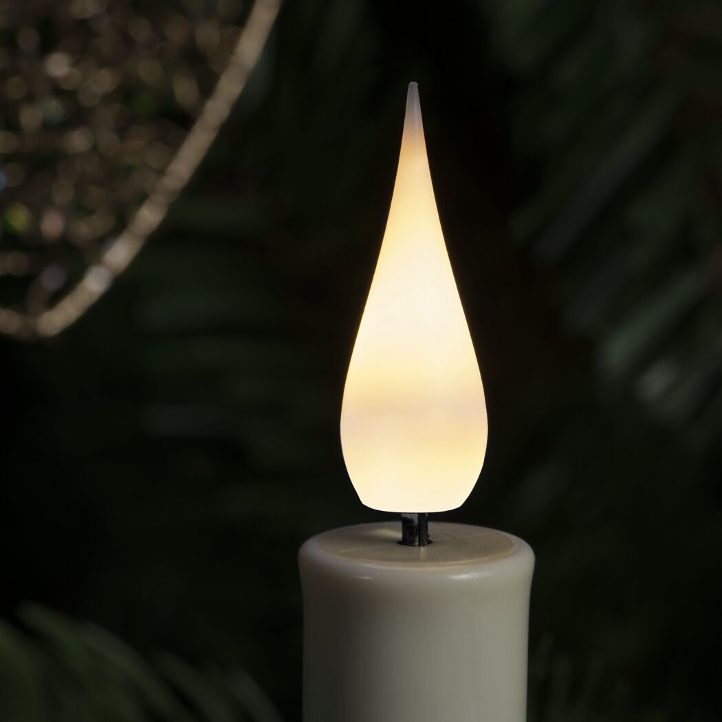 Leuchtende LED-Kerzenspitze auf Baumkette