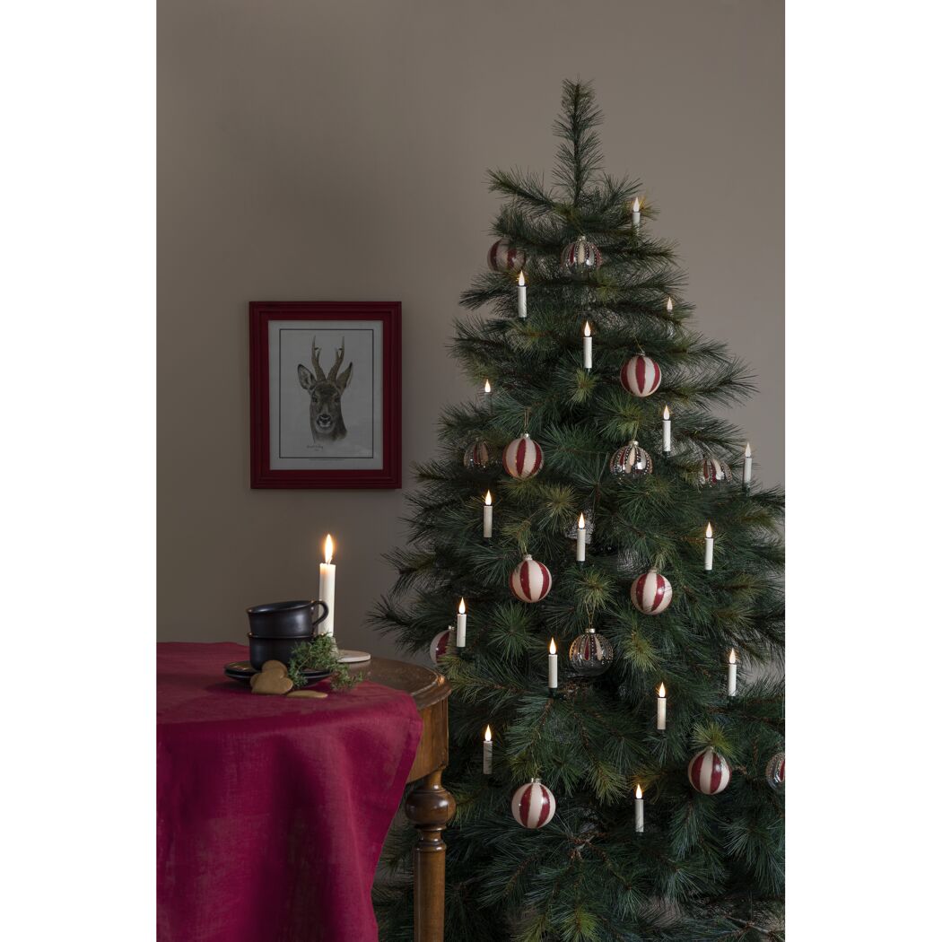 Geschmückter Weihnachtsbaum mit LED Baumkette