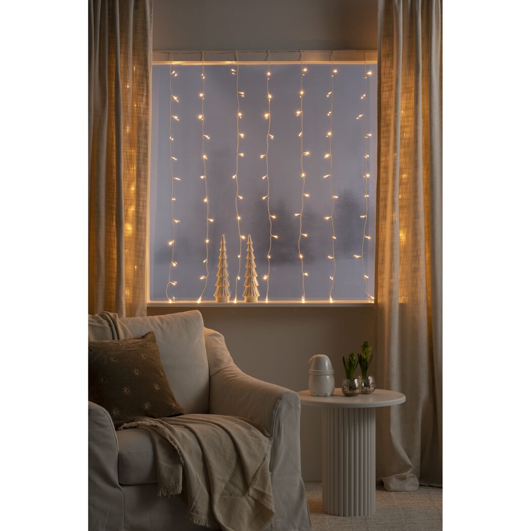 Lichtervorhang an Fenster mit Deko