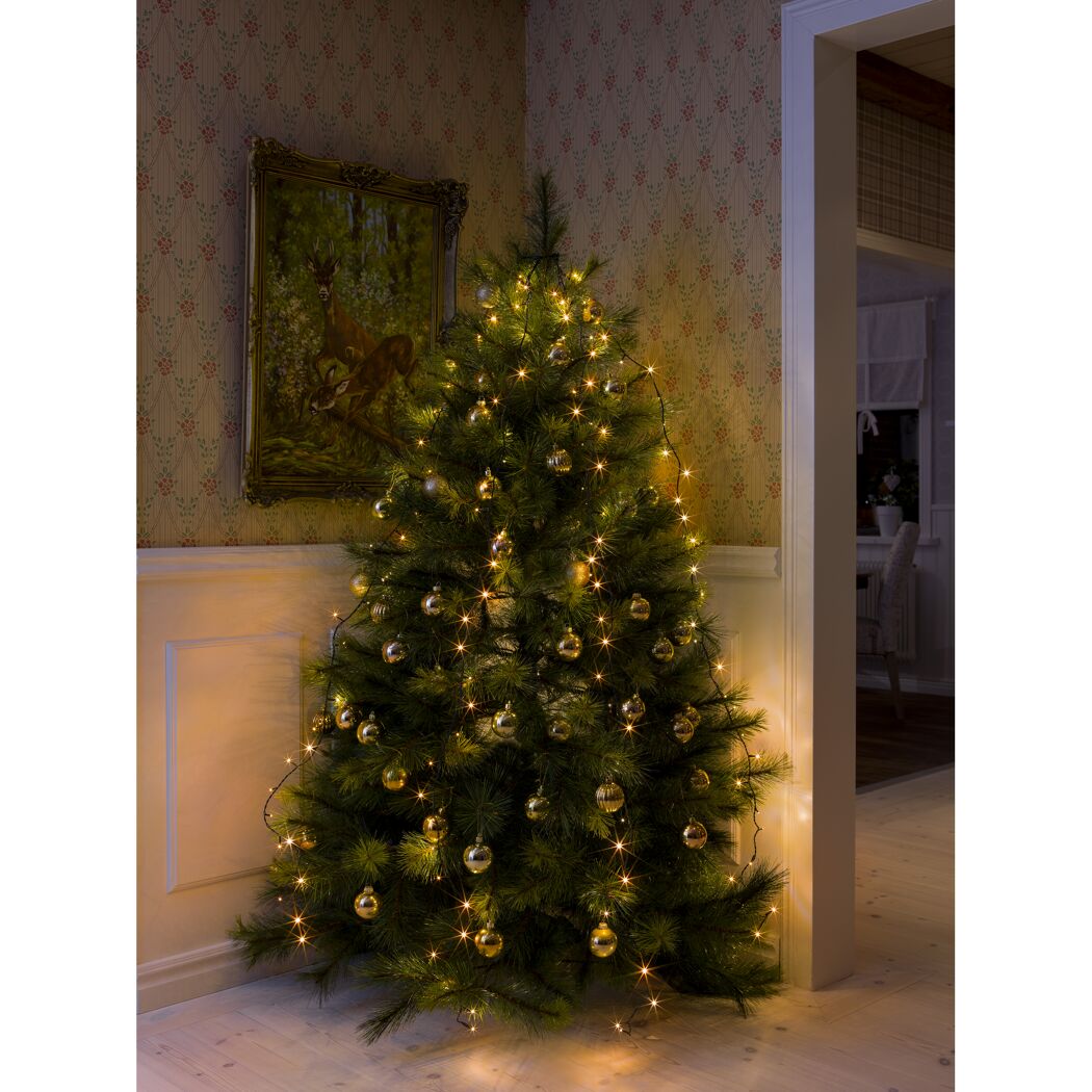 Geschmückter Weihnachtsbaum mit goldenen Kugeln und Lichterkette