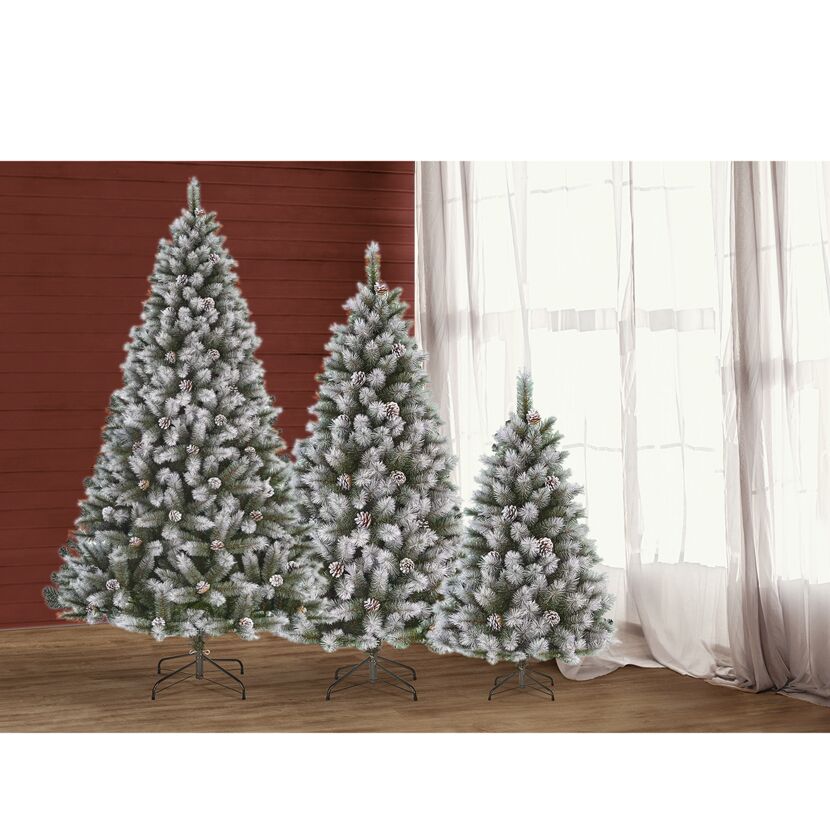 Drei künstliche Weihnachtsbäume in verschiedenen Größen