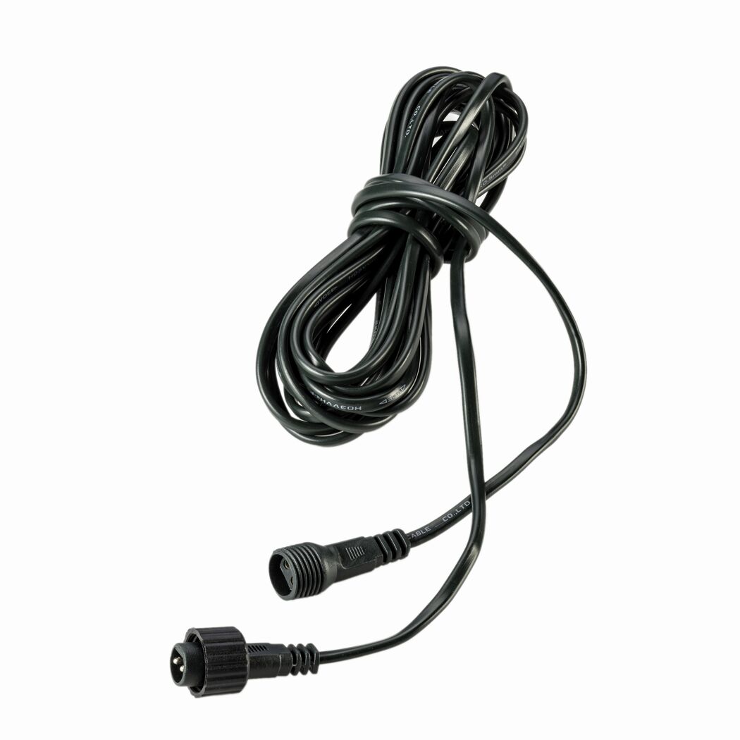 Aufgerolltes schwarzes Kabel mit Stecker