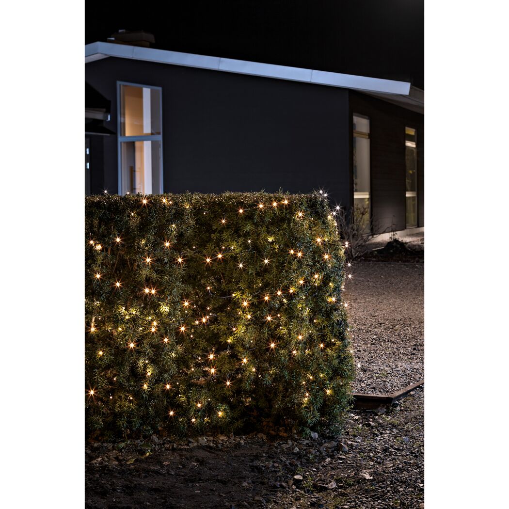 Lichterkette an einer Hecke