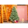 Weihnachtsbaum mit Geschenken in Holzhütte