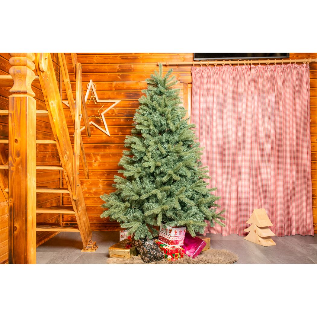 Weihnachtsbaum mit Geschenken in Holzhütte
