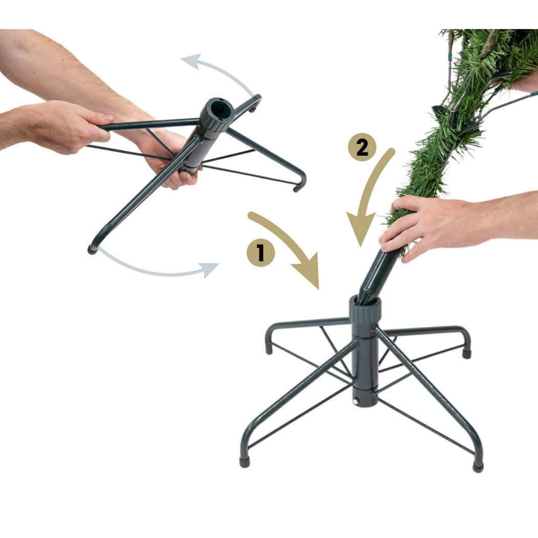 Person stellt Weihnachtsbaum auf.