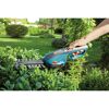 Person schneidet Hecke mit GARDENA Akku-Heckenschere