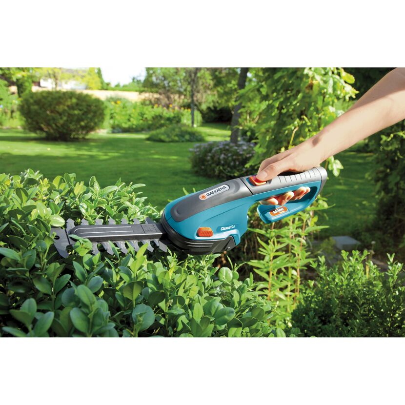 Person schneidet Hecke mit GARDENA Akku-Heckenschere