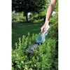 Person schneidet Hecke mit GARDENA Akku-Strauchschere