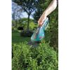 Person schneidet Hecke mit GARDENA Akku-Grasschere
