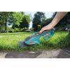 Person schneidet Gras mit GARDENA Akku-Grasschere ClassicCut