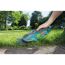 Person schneidet Gras mit GARDENA Akku-Grasschere ClassicCut