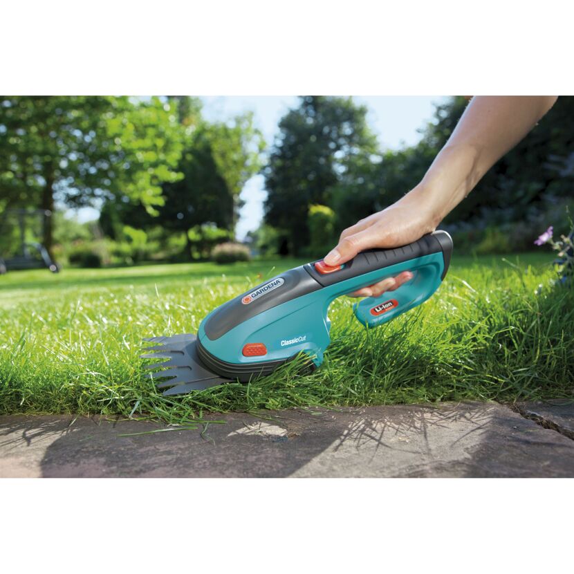Person schneidet Gras mit GARDENA Akku-Grasschere ClassicCut
