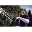 Person schneidet eine Hecke mit einer Benzin-Heckenschere SuperLite 4528.
