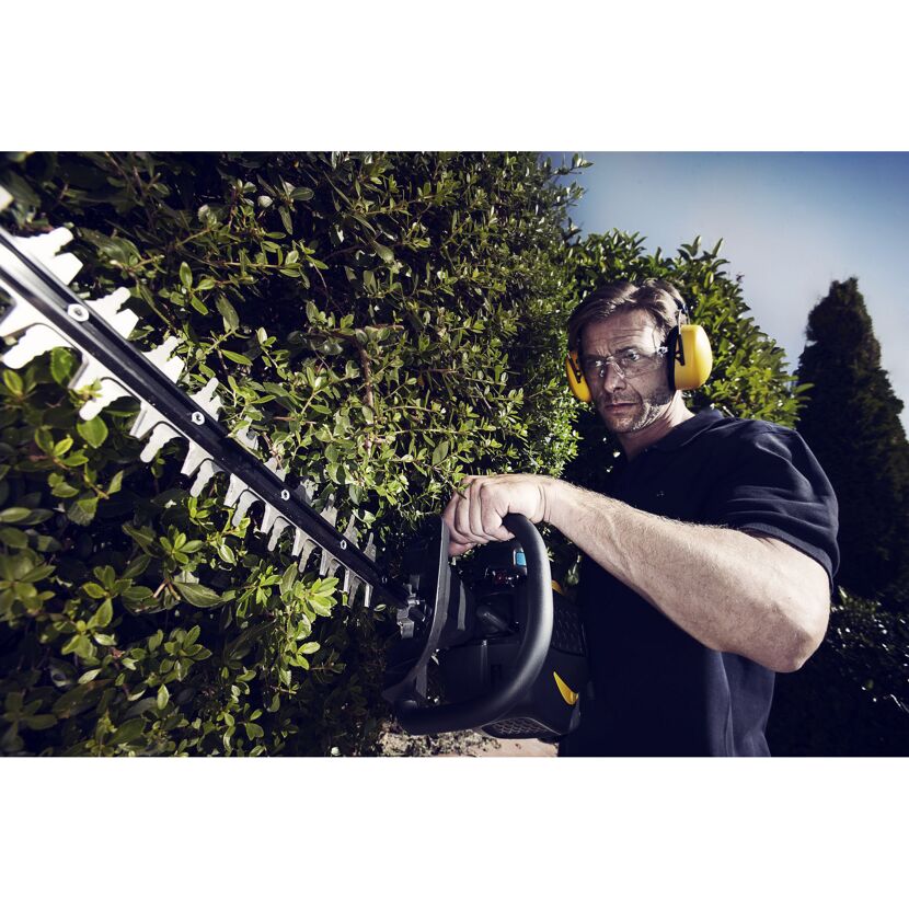 Person schneidet eine Hecke mit einer Benzin-Heckenschere SuperLite 4528.