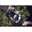 Person schneidet eine Hecke mit der Benzin-Heckenschere SuperLite 4528