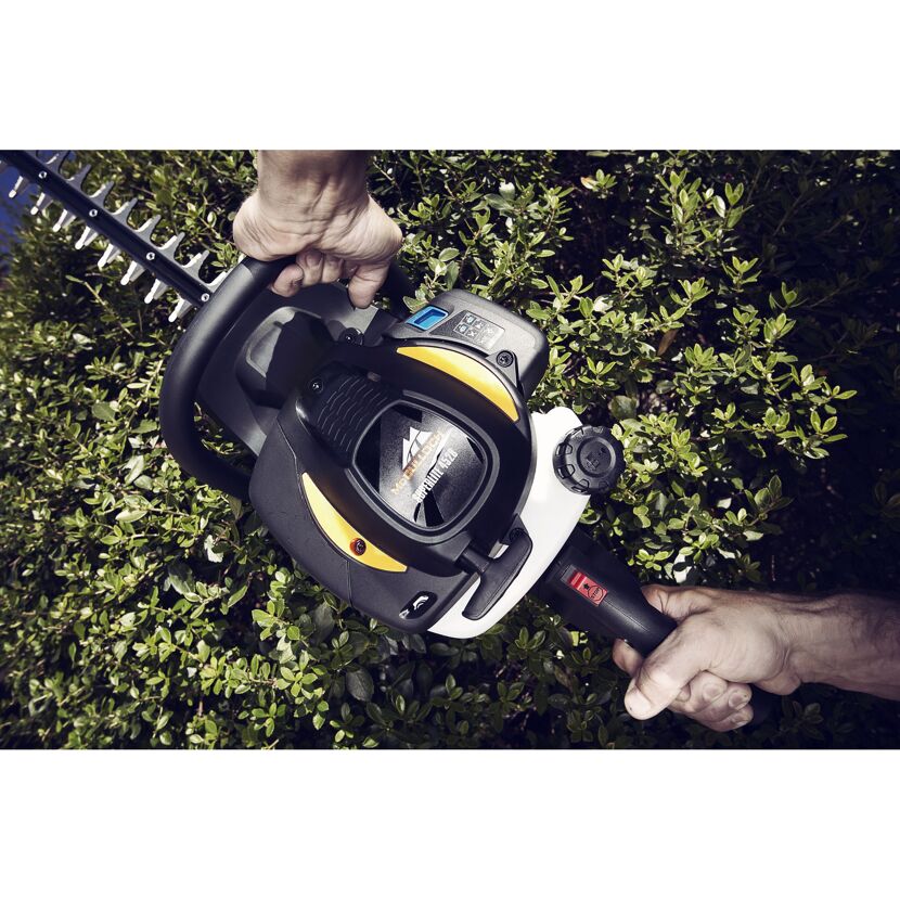 Person schneidet eine Hecke mit der Benzin-Heckenschere SuperLite 4528