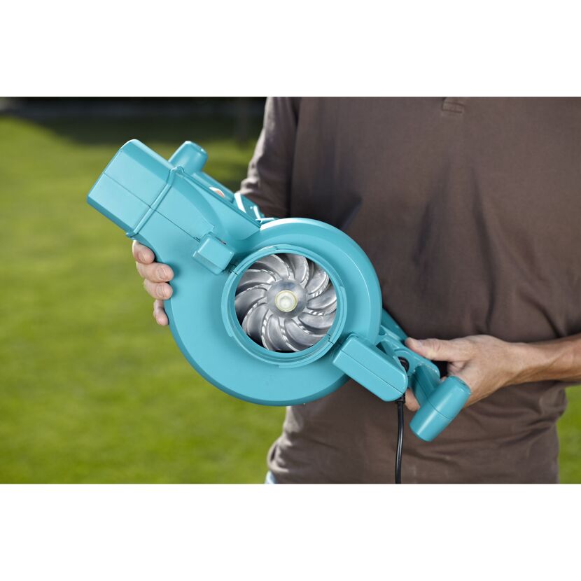Person hält einen Laubbläser in der Hand.