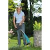Person verwendet Akku-Rasentrimmer SmallCut 300 im Garten.
