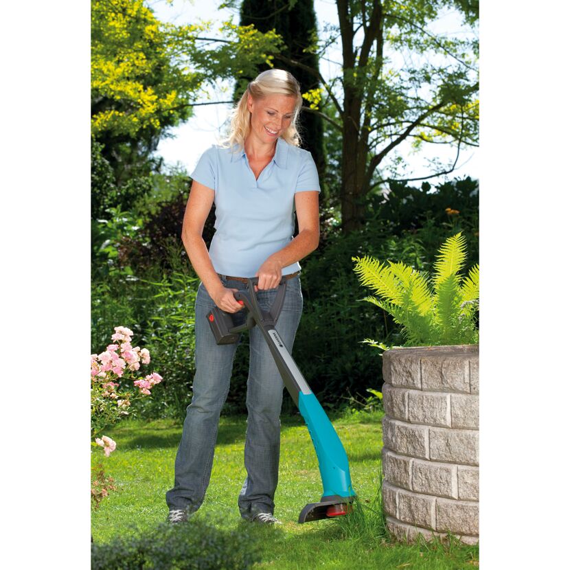 Person verwendet Akku-Rasentrimmer SmallCut 300