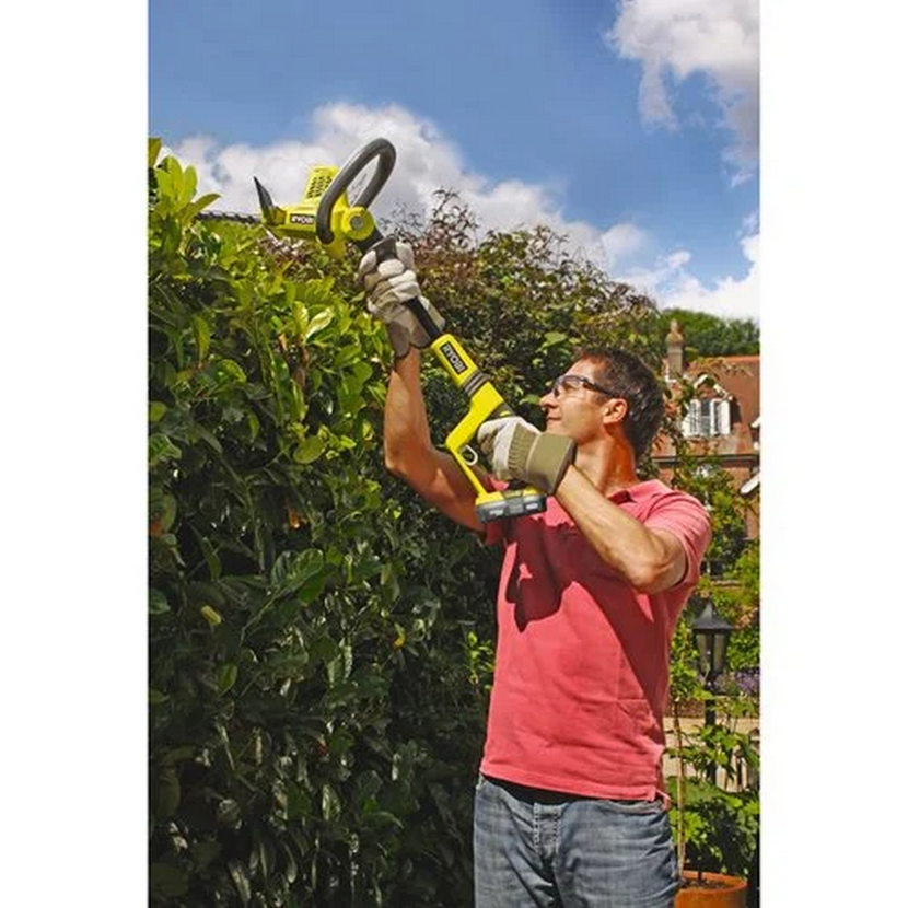 Person schneidet Hecke mit Akku-Heckenschere