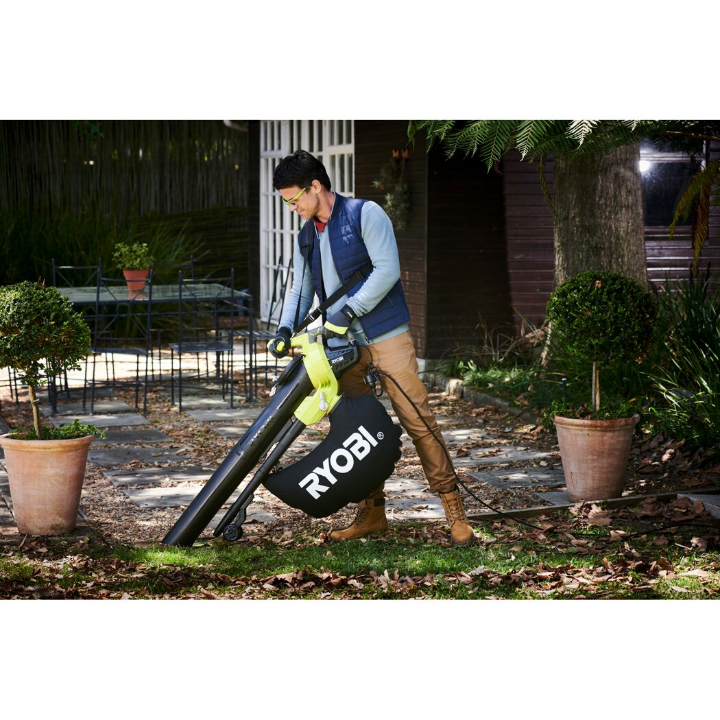 Person verwendet Laubsauger von Ryobi.