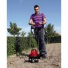 Person bearbeitet Boden mit elektrischer Bodenhacke.